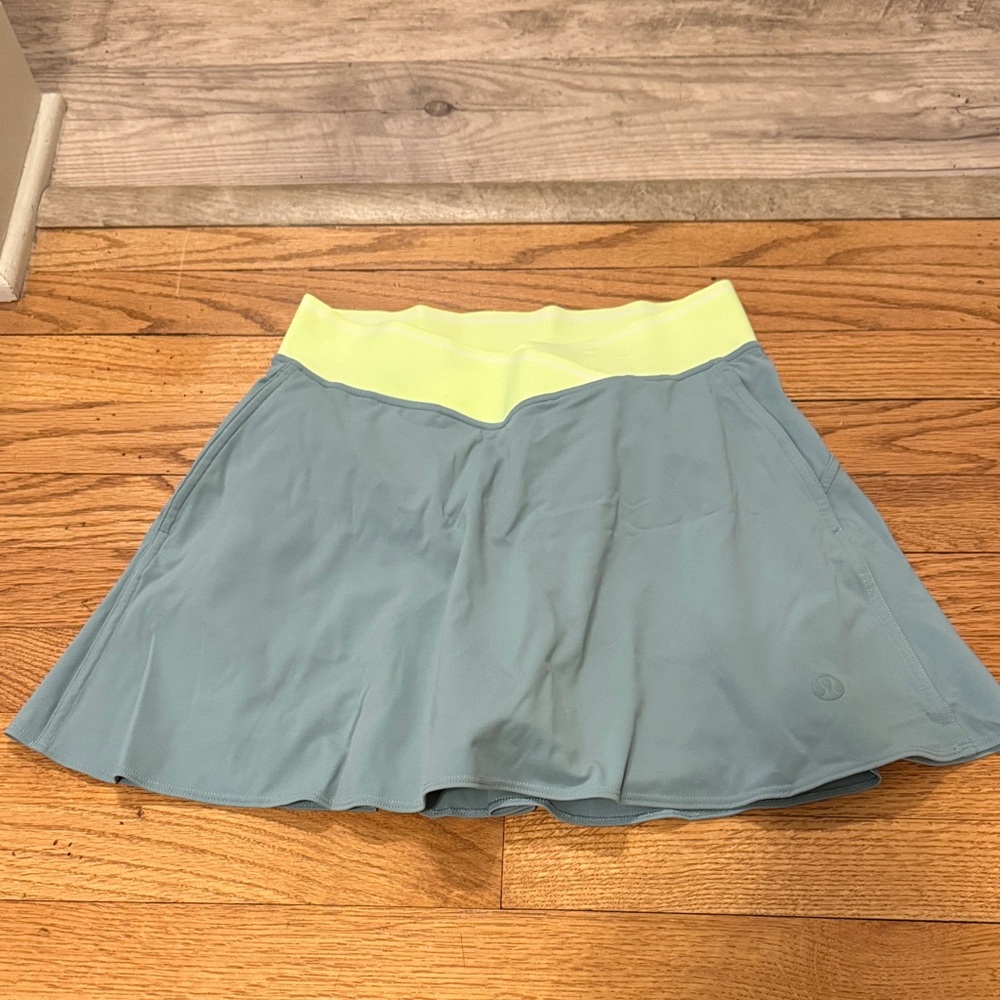 Lululemon V-waist mid-rise tennis skirt